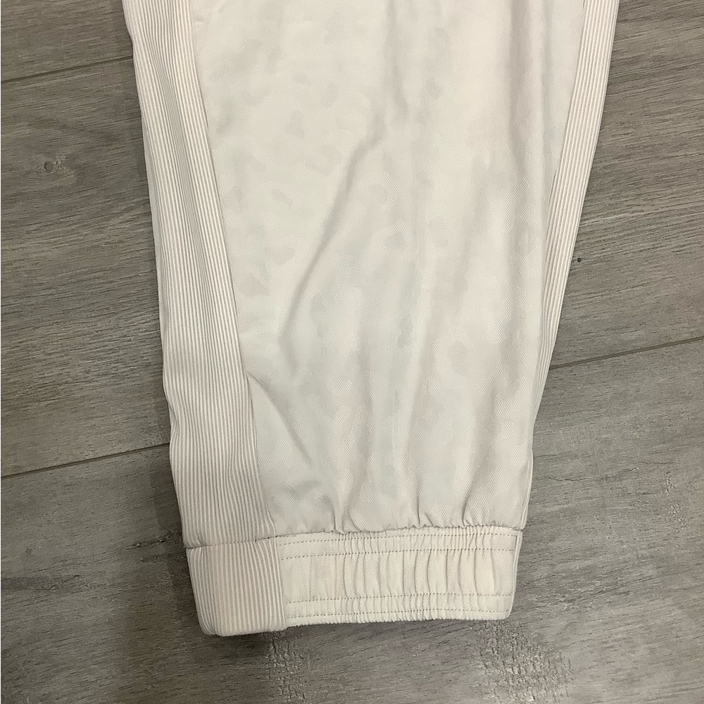 Women’s Athleta 18 Brooklyn Comfortable Joggers Pants Camo Beige Ankle Stretch - Picture 10 of 16
